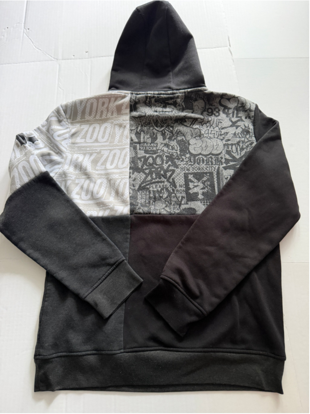 Men's Zoo York Hoodie Sweatshirt Size M Black and Grey Graphic Print